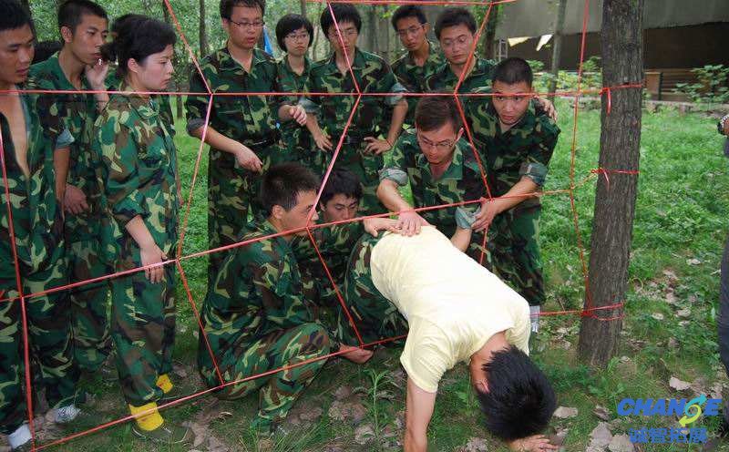 拓展训练穿越电网