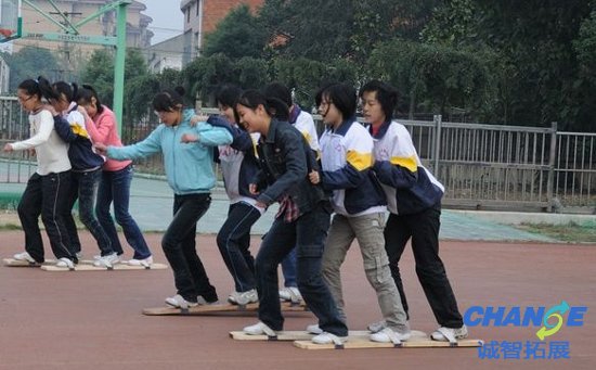 集体互动游戏 踏板运水接力