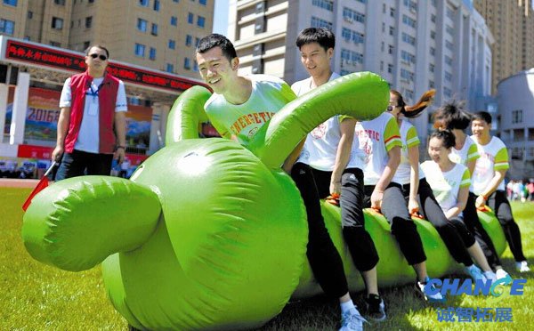 趣味运动会项目疯狂毛毛虫游戏