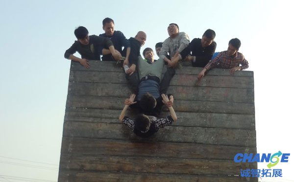 毕业墙最后一个人怎么上去