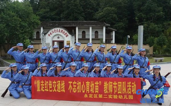 认真听着红色交通线的英雄事迹