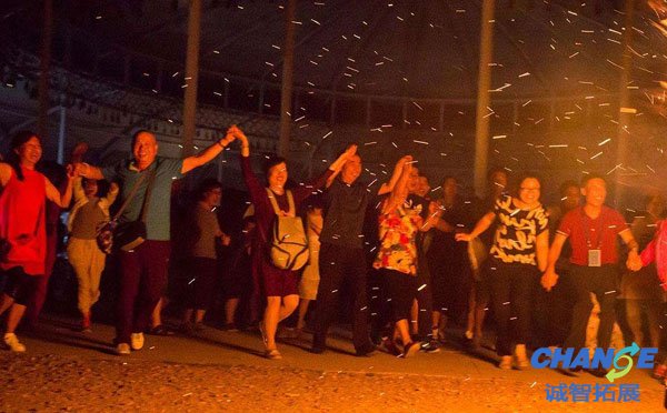 篝火晚会游戏项目大全 篝火晚会策划方案