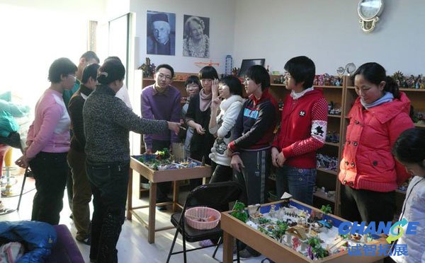 适合团体室内玩的搞笑游戏 集体玩的室内游戏