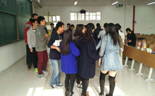 户外趣味活动一块五毛抱团游戏规则台词