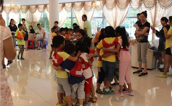 幼儿园体育大班喊数抱团游戏教案