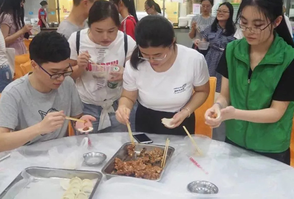 医院志愿者户外拓展项目手工制作包饺子