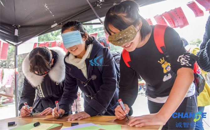 晨会游戏《蒙眼作画》最新游戏规则及玩法图片