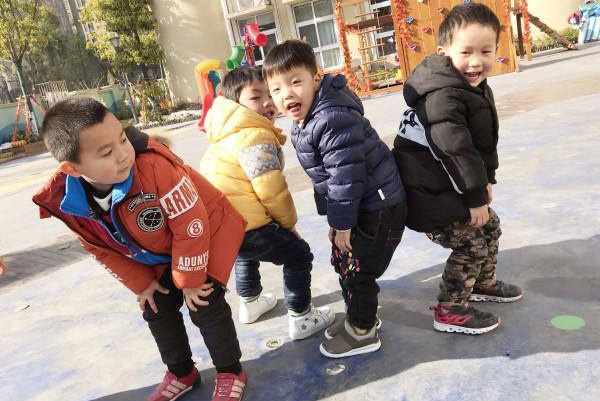 粘泡泡糖小孩子互动小游戏图片