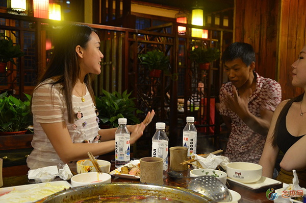 饭桌酒桌上的搞笑简单小游戏 适合聚餐团队调节气氛