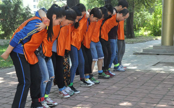 幼儿园教师团队凝聚力拓展训练