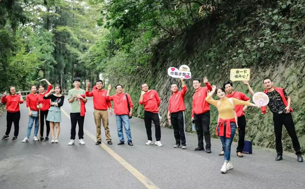 拓展培训营帮助学员建立自信