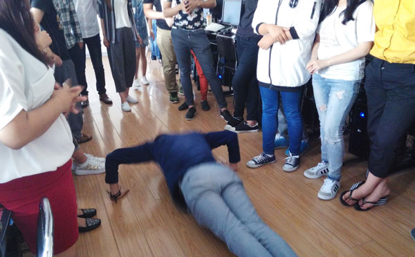 搞笑有趣的聚会玩的爆笑小惩罚游戏