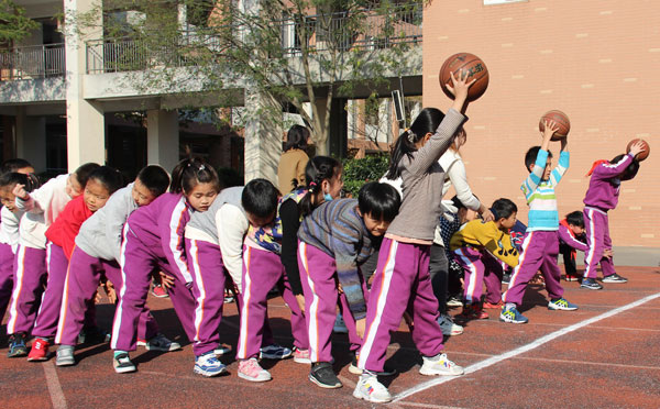 公园社区举办青少年趣味运动会