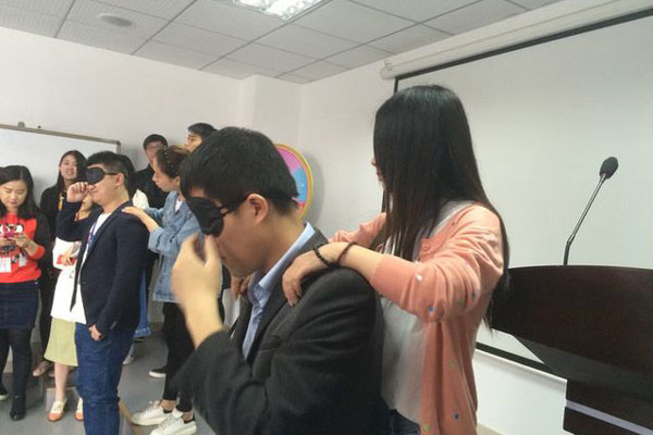 10个放松减压的团队搞笑晨会游戏