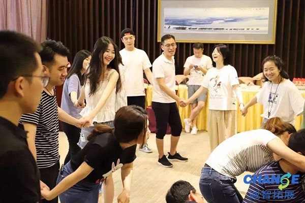 最新早上让人放松减压的晨会热身互动游戏