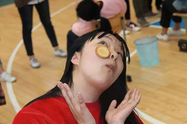 晨会互动游戏 头顶吃饼干规则玩法详情介绍