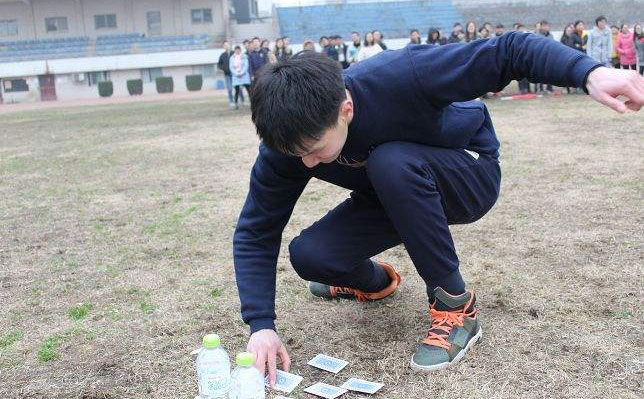 拓展训练翻牌游戏