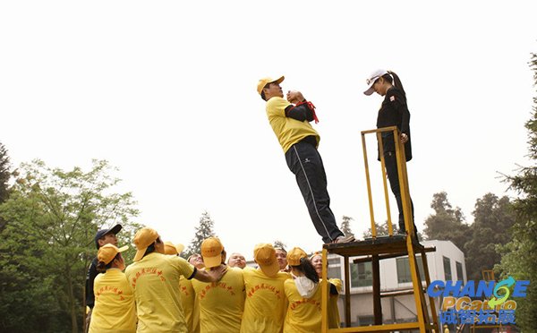 信任背摔