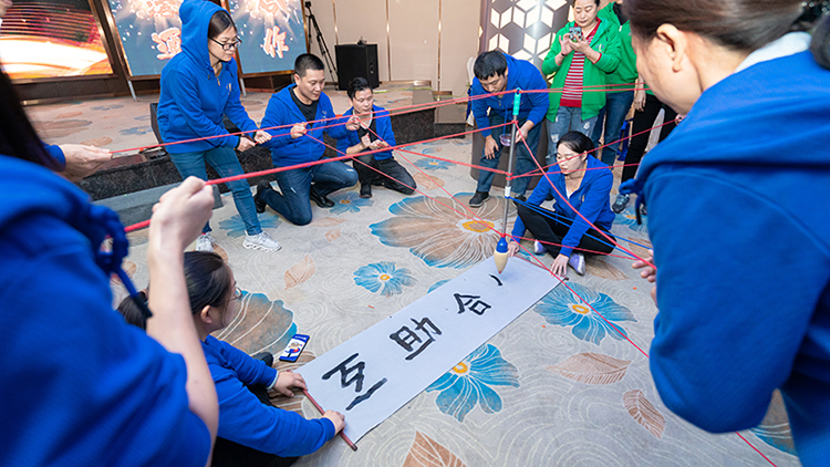 拓展训练让我们提升自我熔炼团队