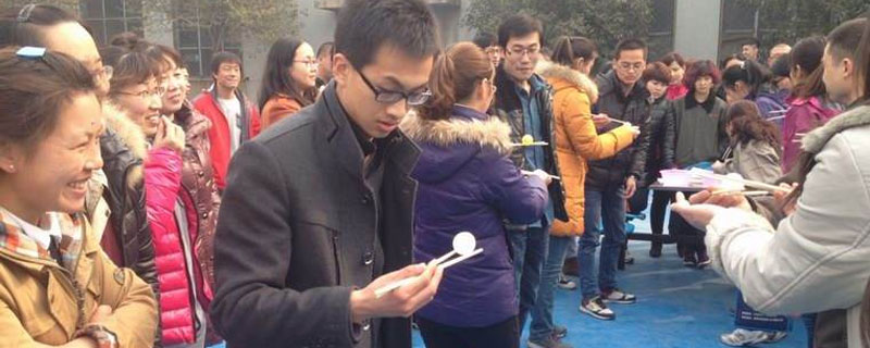 筷子夹乒乓球游戏规则