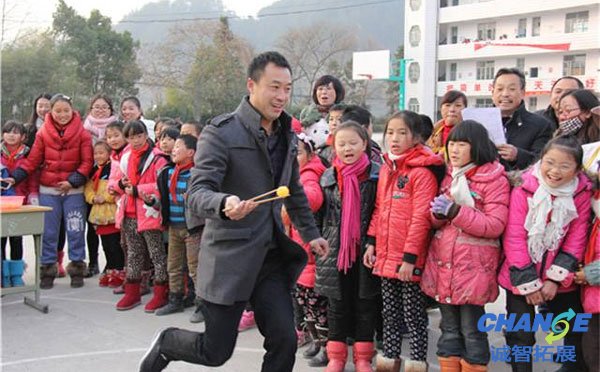 趣味乒乓球游戏：筷子夹球