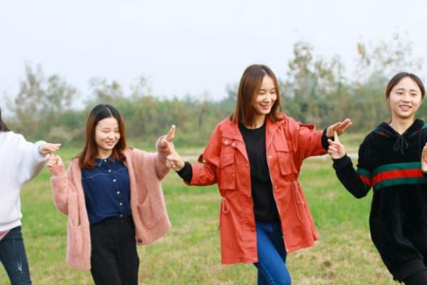 逢3抓手指游戏规则及简短故事 抓手热身小游戏