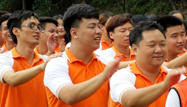 学员正在相互之间按摩