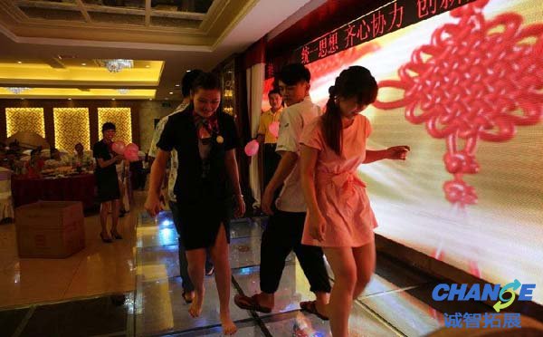年会热闹游戏夹气球跑