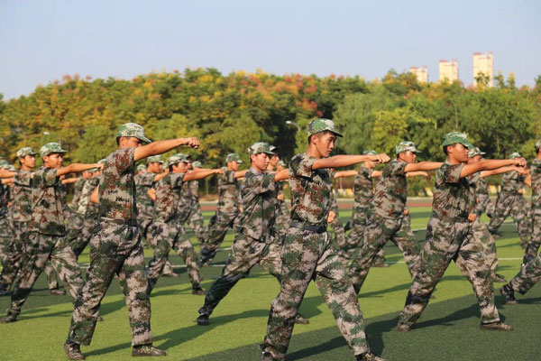 学校军训霸气口号