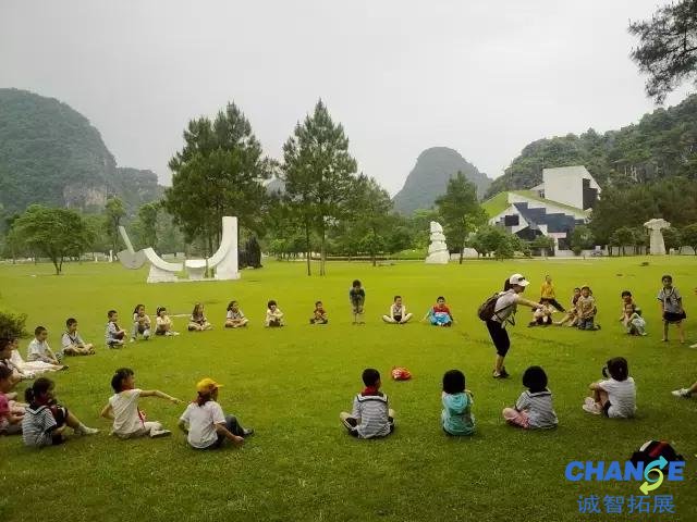 适合小学生玩的户外拓展游戏 小学生春游可以玩的游戏