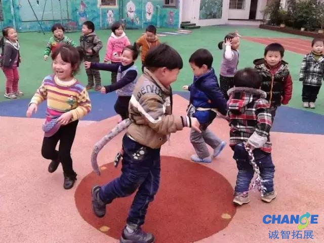 适合小学生玩的户外拓展游戏 小学生春游可以玩的游戏