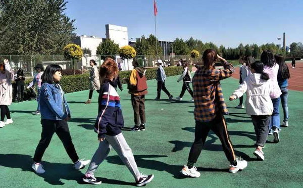 大班喊数抱团游戏教案