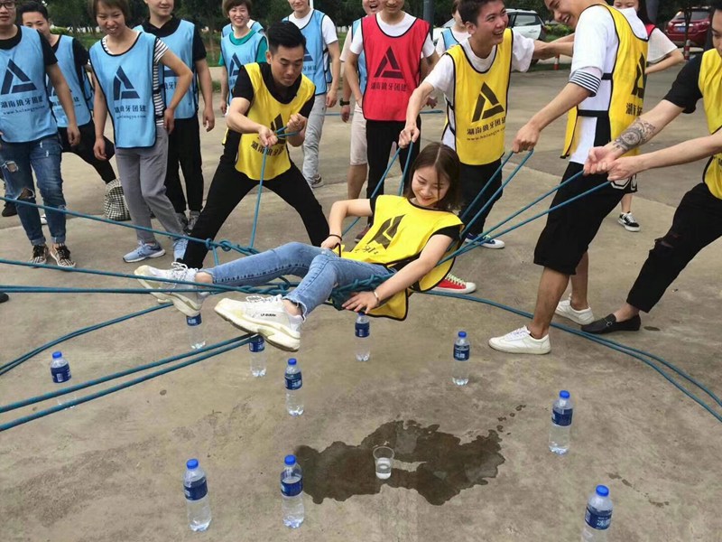 拓展培训见证一个团队的力量是非常强大的