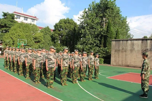 大学生军训口号或标语