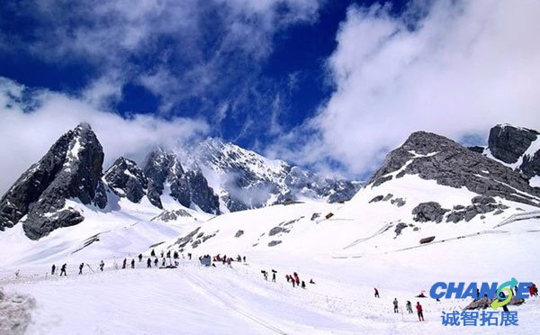 云南玉龙雪山滑雪场 – “最温暖”的天然高山滑雪场