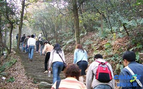 100人爬山团建活动方案