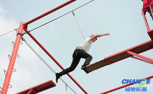 拓展项目高空断桥操作注意事项