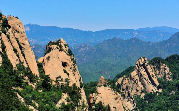 踏青去雾灵山郊游