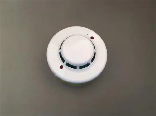 厨房烟雾报警器一直响怎么关闭(图1)