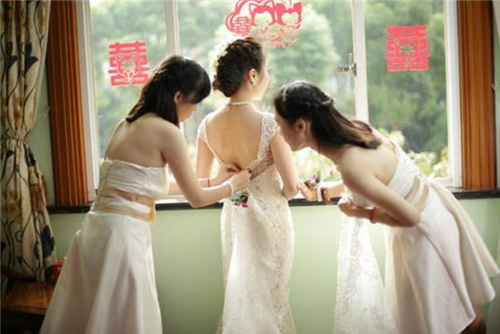 闺蜜结婚发朋友圈的话 伴娘一般都是几个人(图5) 闺蜜结婚发朋友圈的话 伴娘一般都是几个人(图5)