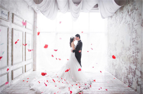 姐妹结婚发朋友圈 送新婚夫妇什么礼物比较好
