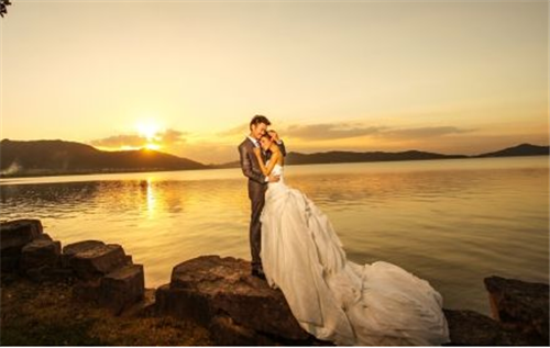 新娘结婚发朋友圈的句子 婚礼结束之后新娘会说些什么(图6) 新娘结婚发朋友圈的句子 婚礼结束之后新娘会说些什么(图6)