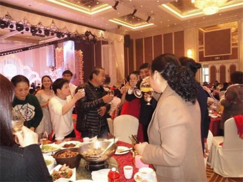 结婚敬酒客套话 婚宴敬酒要注意哪些(图2) 结婚敬酒客套话 婚宴敬酒要注意哪些(图2)