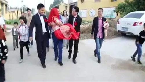 结婚抱不动新娘招数有哪些 新娘下车是抱还是走路(图2) 结婚抱不动新娘招数有哪些 新娘下车是抱还是走路(图2)