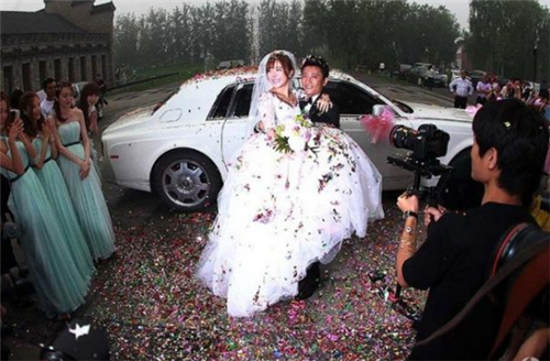 结婚抱不动新娘招数有哪些 新娘下车是抱还是走路(图5) 结婚抱不动新娘招数有哪些 新娘下车是抱还是走路(图5)