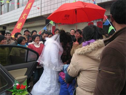 新娘太重背不动怎么办 结婚新人上车下车都有哪些讲究(图3) 新娘太重背不动怎么办 结婚新人上车下车都有哪些讲究(图3)