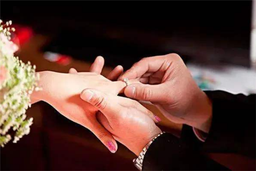 二婚男人不能嫁的原因 头婚女嫁二婚男有哪些后果(图1) 二婚男人不能嫁的原因 头婚女嫁二婚男有哪些后果(图1)
