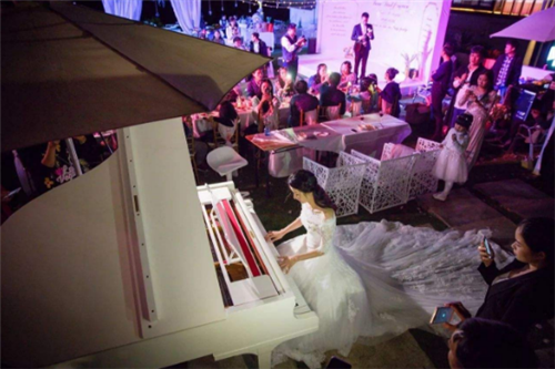 适合婚礼的钢琴曲有哪些 浪漫婚礼钢琴曲推荐给你(图2) 适合婚礼的钢琴曲有哪些 浪漫婚礼钢琴曲推荐给你(图2)