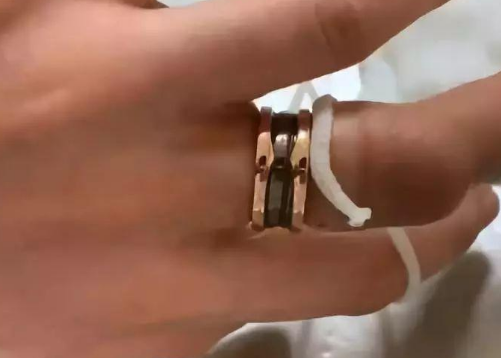 戒指拿不下来怎么办 戒指怎么脱已经肿了(图3) 戒指拿不下来怎么办 戒指怎么脱已经肿了(图3)