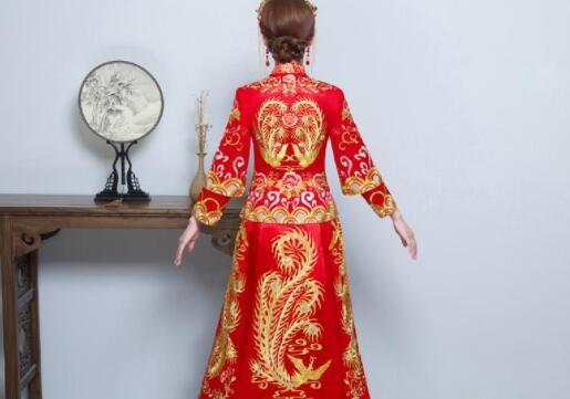 中式婚礼穿的衣服叫什么 中式婚礼凤冠霞帔大概多少钱(图3) 中式婚礼穿的衣服叫什么 中式婚礼凤冠霞帔大概多少钱(图3)